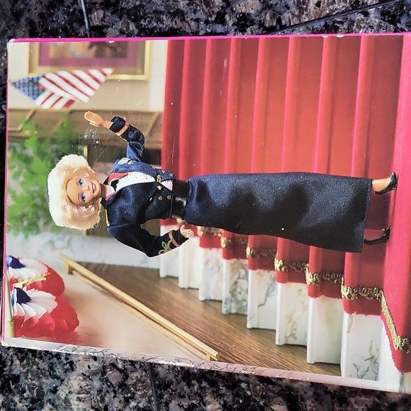 Vintage Army Gala  Barbie limited Edition in her dress blues - Picture 5 of 11